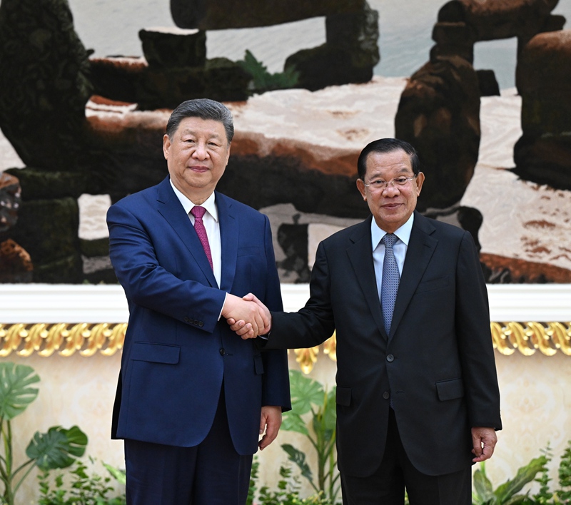 1习近平会见柬埔寨人民党主席、参议院主席洪森.jpg