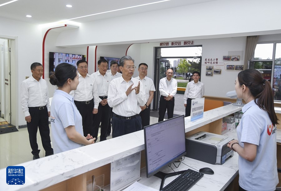 赵乐际在内蒙.jpg